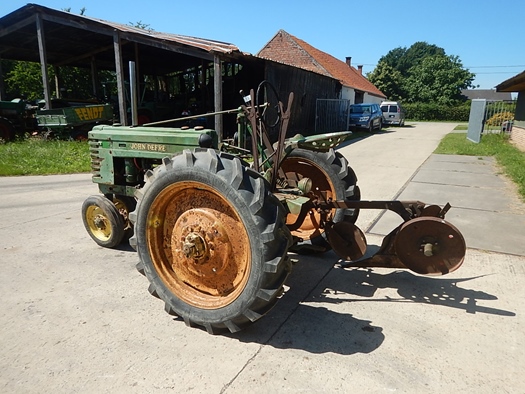 1946 John Deere H Electric start and mounted plow oldtimer te koop