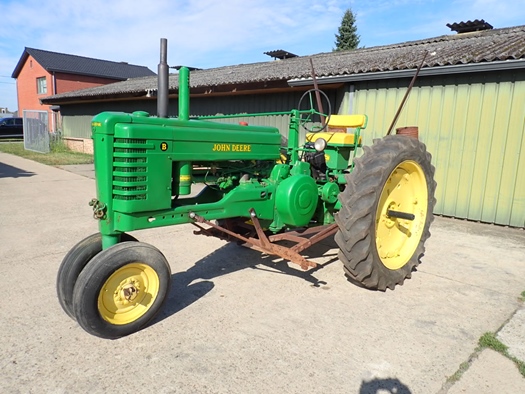 1951 John Deere B Styled with planter oldtimer te koop