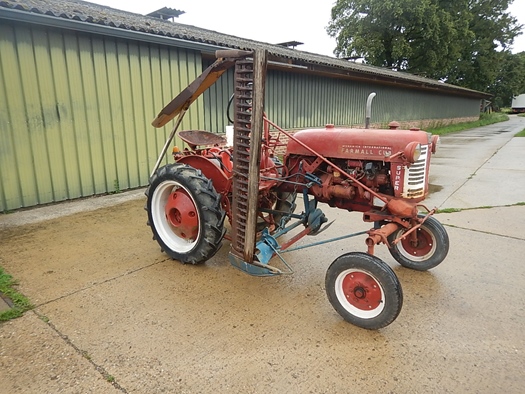 1962 International Farmall Super Cub with sickle-bar mower oldtimer te koop