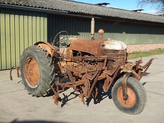 1943 Silver King Model 42 with cultivator oldtimer tractor te koop